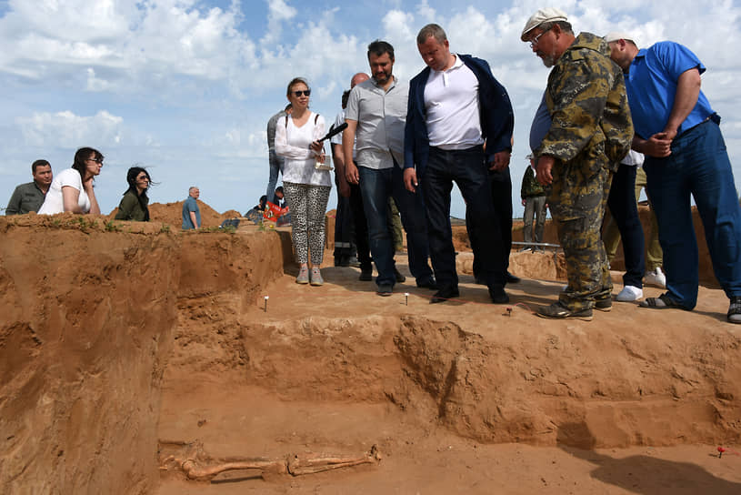 Врио губернатора Астраханской области Сергей Морозов во время археологических раскопок древних сарматских курганных захоронений, 2019 год