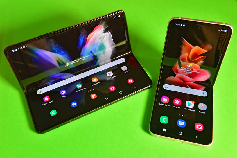 Гибкий смартфон Galaxy Z Fold3 (на фото слева) оснащен 7,6-дюймовым внутренним сгибающимся экраном и 6,2-дюймовым внешним экраном. Раскладной смартфон Galaxy Z Flip3 обладает 6,7-дюймовым экраном