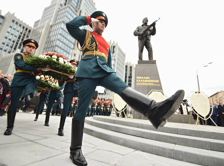 В сентябре 2017 года в Оружейном сквере в Москве был открыт памятник конструктору Михаилу Калашникову. На церемонии открытия житель города вышел с плакатом «Конструктор оружия = смерти конструктор» и был задержан полицией. Многие москвичи критиковали скульптуру, например, музыкант Андрей Макаревич назвал произведение «бездарным и уродливым». Кроме того, на памятнике была обнаружена ошибка. На спине у конструктора были изображены чертежи немецкой штурмовой винтовки. На следующий день их убрали