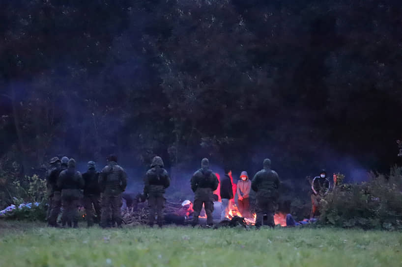 Польские пограничники и мигранты, пытающиеся пересечь границу Польши и Белоруссии