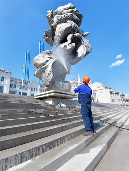 Москва. Скульптура швейцарского художника Урса Фишера «Большая глина №4»