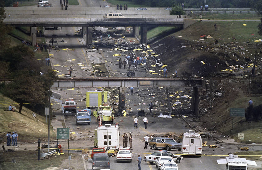 16 августа 1987 года McDonnell Douglas MD-82 авиакомпании Northwest Airlines, летевший из Детройта в Финикс, не смог набрать высоту, ударился о фонарный столб, перевернулся и рухнул на автодорогу. Выжила только четырехлетняя Сесилия Сичан. Причиной трагедии стала ошибка пилотов, не сделавших проверку положения крыла перед взлетом. Погибли 156 человек, авиакатастрофа стала крупнейшей из тех, в которых был только один выживший