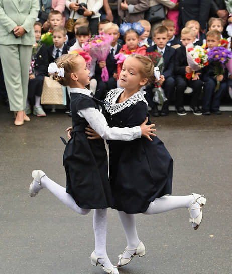 Подольск, Московская область. Выступление танцевального коллектива гимназии на линейке