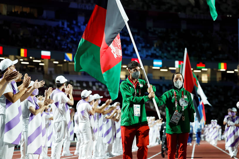 Афганский легкоатлет Хосейн Расули с флагом