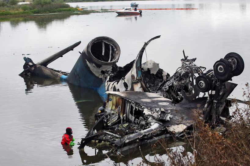 В сентябре 2011 года во время взлета из аэропорта Туношна (Ярославская область) разбился Як-42, перевозивший игроков и персонал хоккейного клуба «Локомотив». В общей сложности в самолете было 45 человек, включая восемь членов экипажа