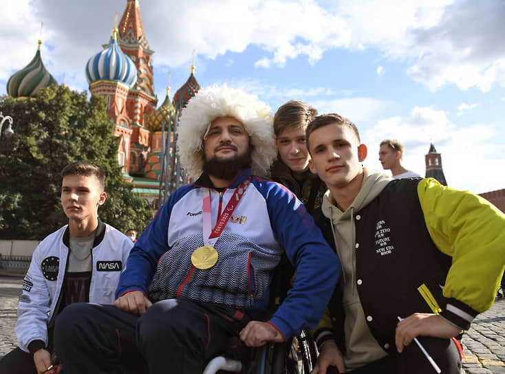 Российский легкоатлет Муса Таймазов (в центре) во время церемонии чествования российских спортсменов после XVI Паралимпийских игр 