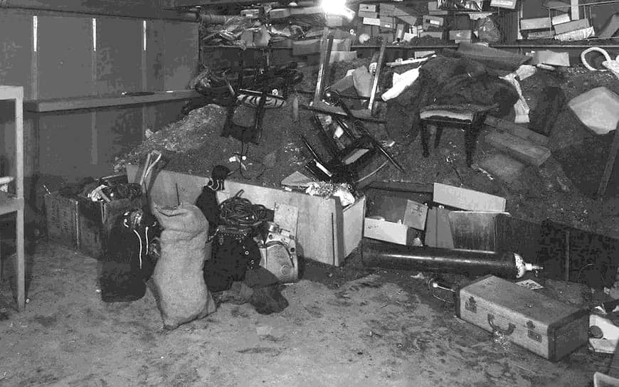 Мусор и инструменты, использовавшиеся для рытья тоннеля, в помещении магазина Le Sac