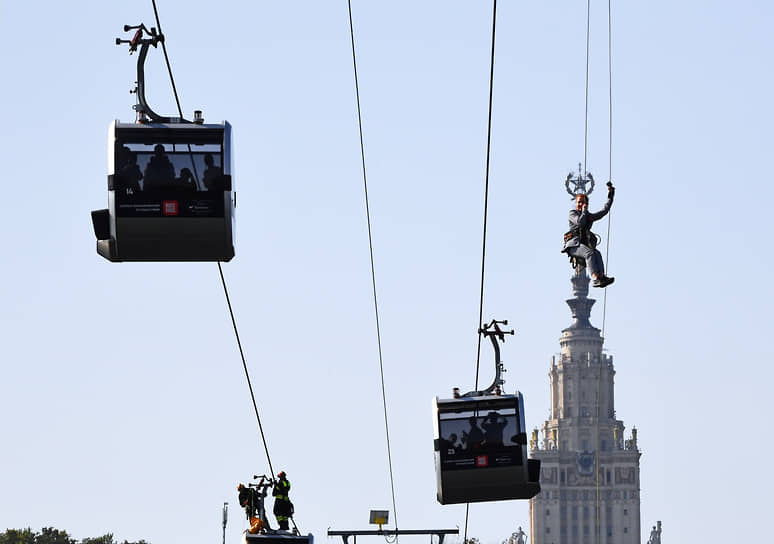 Москва. Учения департамента по делам гражданской обороны, чрезвычайным ситуациям и пожарной безопасности на канатной дороге «Лужники-Воробьевы горы»