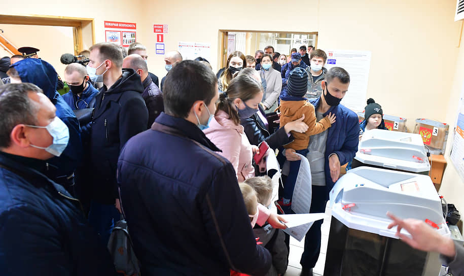 Москва. Избиратели на участке для голосования