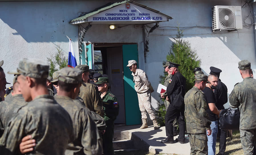 Село Перевальное, Крым. Военнослужащие перед входом на избирательный участок