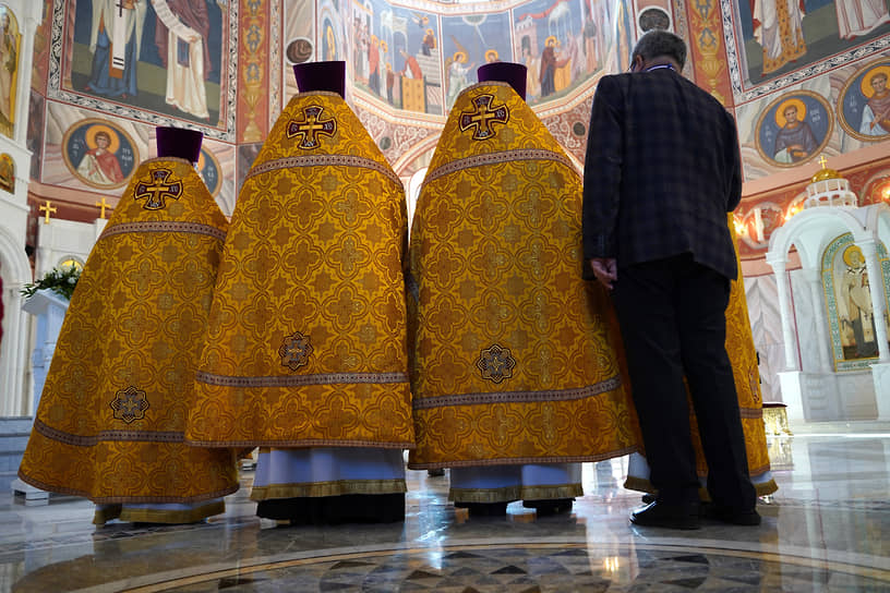 Волгоград. Священнослужители перед началом совершения чина великого освящения Александро-Невского собора и Божественной литургии