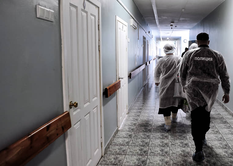 Новосибирск. Члены избирательной комиссии во время процедуры голосования в Центральной клинической больнице