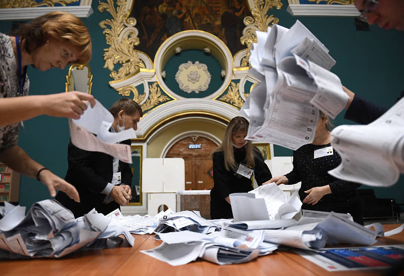Москва. Подсчет голосов на избирательном участке на Казанском железнодорожном вокзале