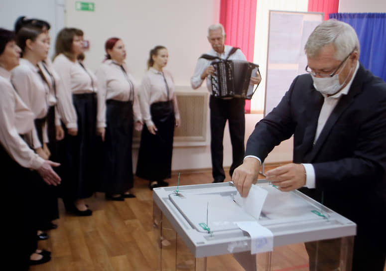 Губернатор Ростовской области Василий Голубев (справа) во время голосования на избирательном участке № 152 в поселке Водопадном