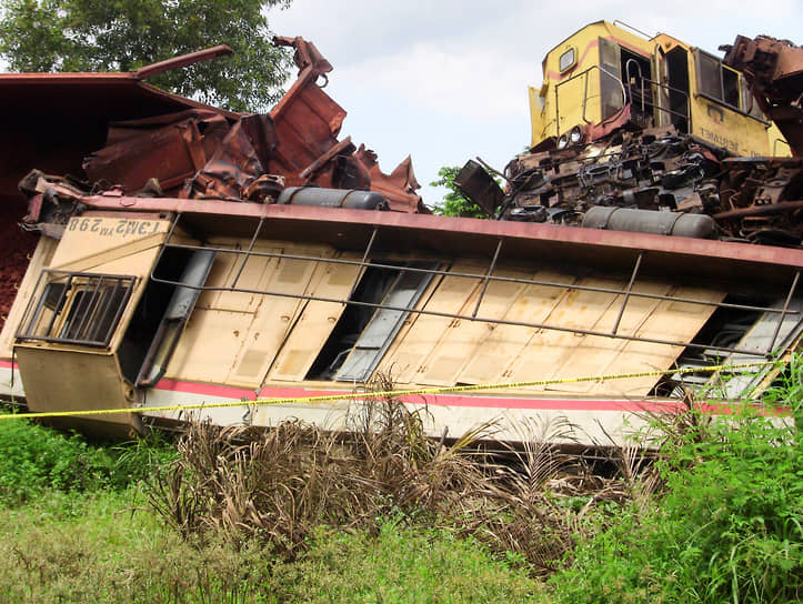 Конакри, Гвинея. Два грузовых поезда российской алюминиевой компании «Русал» после столкновения 