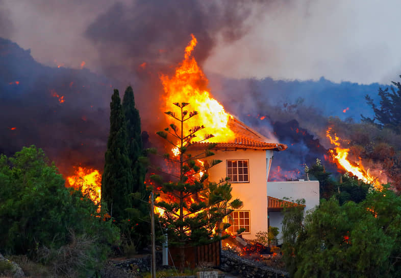 Лос-Льянос-де-Аридане, Испания. Дом, загоревшийся из-за извержения вулкана на Канарских островах
