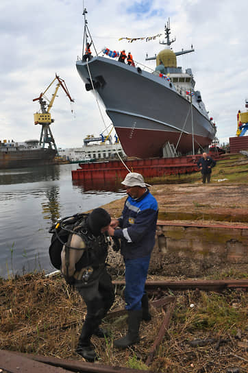 Керчь, Россия. Церемония спуска на воду малого ракетного корабля «Аскольд» на судостроительном заводе имени Бутомы