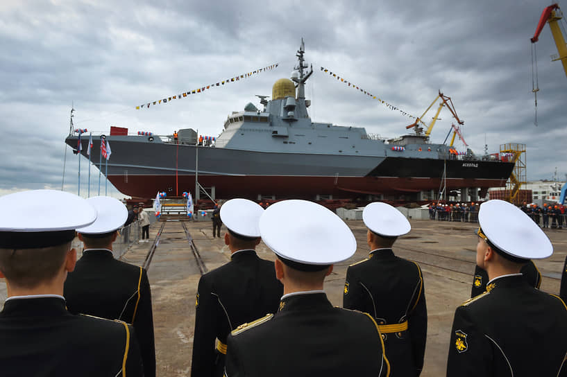 Керчь, Россия. Церемония спуска на воду малого ракетного корабля «Аскольд» в Крыму