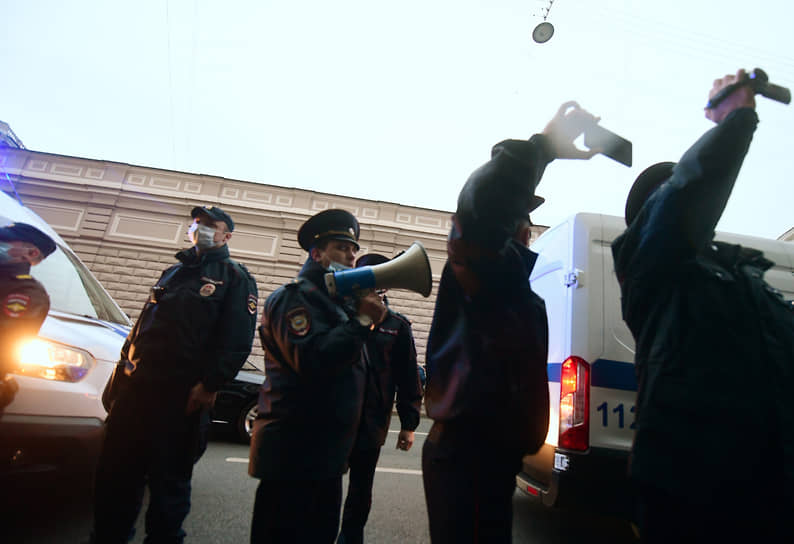 Санкт-Петербург, Россия. Сотрудники полиции возле здания Санкт-Петербургской избирательной комиссии 