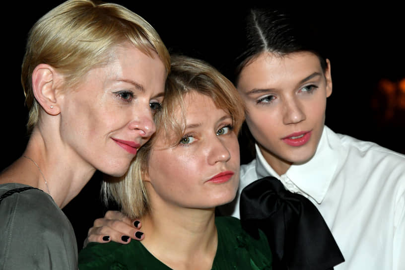 Справа налево: актриса Анастасия Красовская, режиссер Наталья Кудряшова и актриса Юлия Марченко