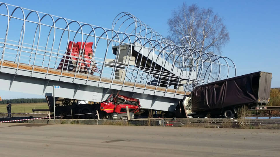 Мост, упавший на две машины в Пермском крае