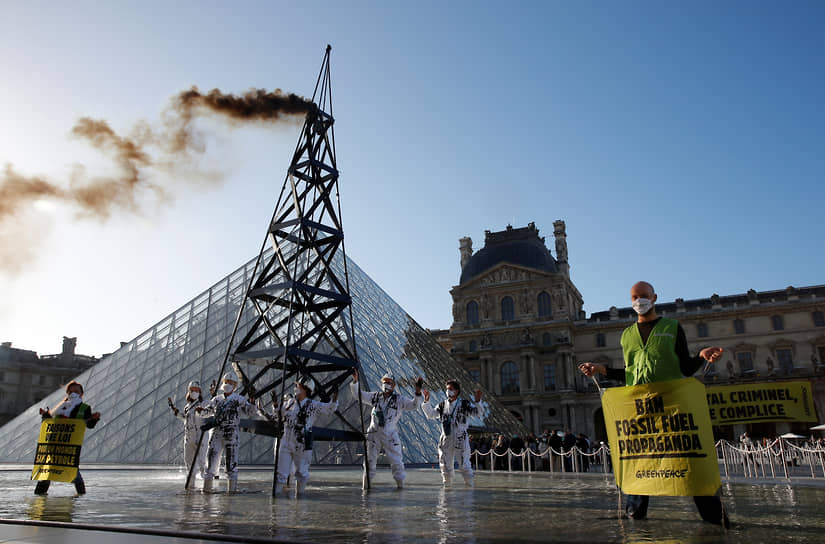 Париж, Франция. Акция активистов Greenpeace возле Лувра