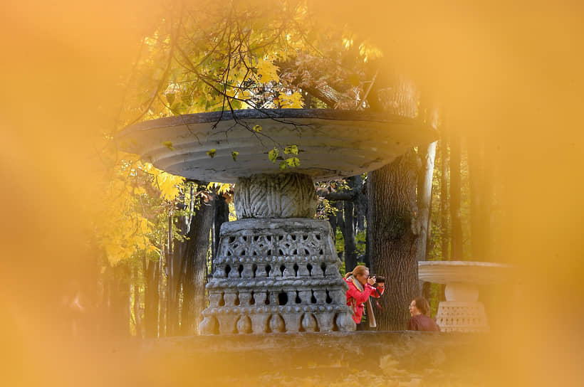 Москва. Фотограф возле фонтана в Нескучном саду