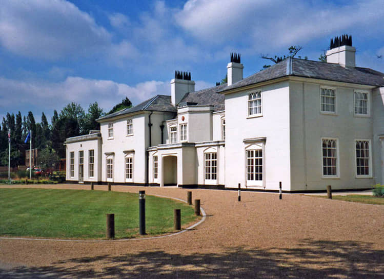 Ассоциация скаутов Великобритании базируется в здании в Гилуэлл Парк, которое тоже называют Белым домом