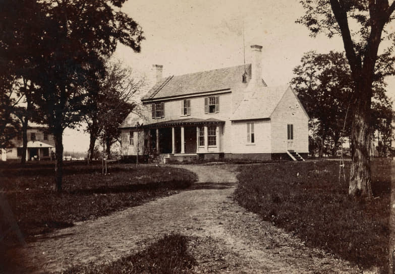 Белым домом называли плантацию конца XVII века в штате Вирджиния в США. В этом доме женился первый президент США Джордж Вашингтон