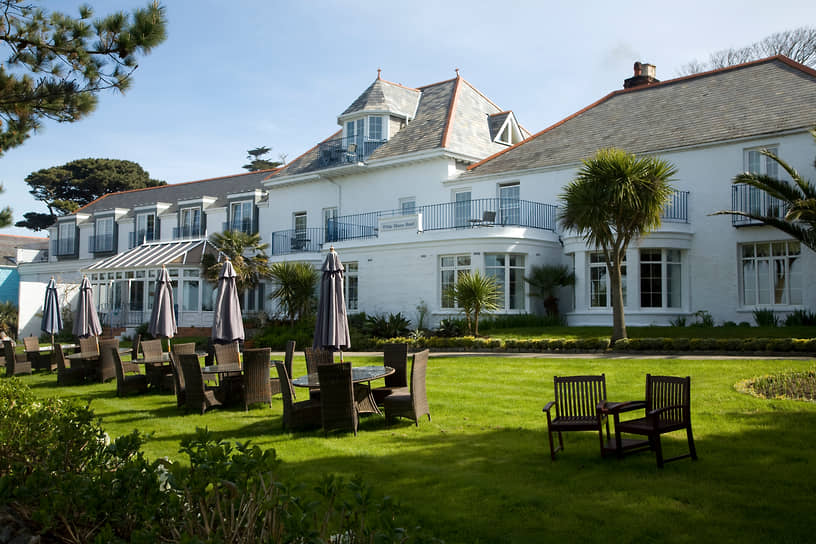 На Нормандских островах в Ла-Манше Белым домом называют отель, переделанный в 1949 году из жилого дома. В отеле 36 двухместных номеров, 2 одноместных номера, 1 люкс и 21 номер в трех пристройках