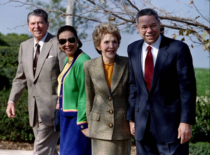 В 1987 году президент США Рональд Рейган (на фото слева) назначил Пауэлла своим советником по национальной безопасности. На этом посту он был сторонником ракетной программы «звездных войн», участвовал в разработке договора с СССР о ликвидации ракет средней и малой дальности