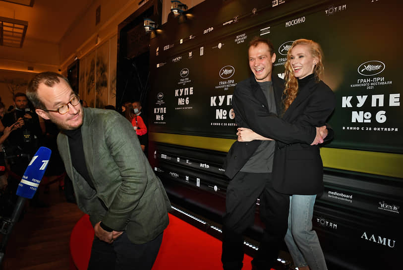 Слева направо: режиссер Эхо Куосманен, актеры Юрий Борисов и Анна Шевчук на премьере фильма «Купе №6» в кинотеатре «Художественный»
