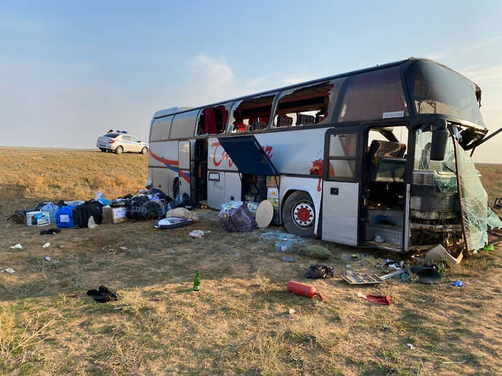 Попавший в ДТП пассажирский автобус