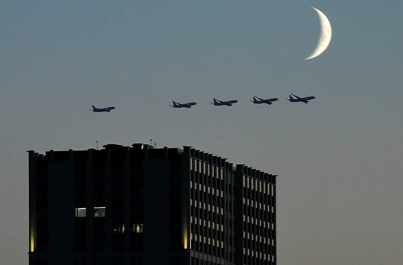 Москва. Самолеты пролетают над многоэтажным зданием