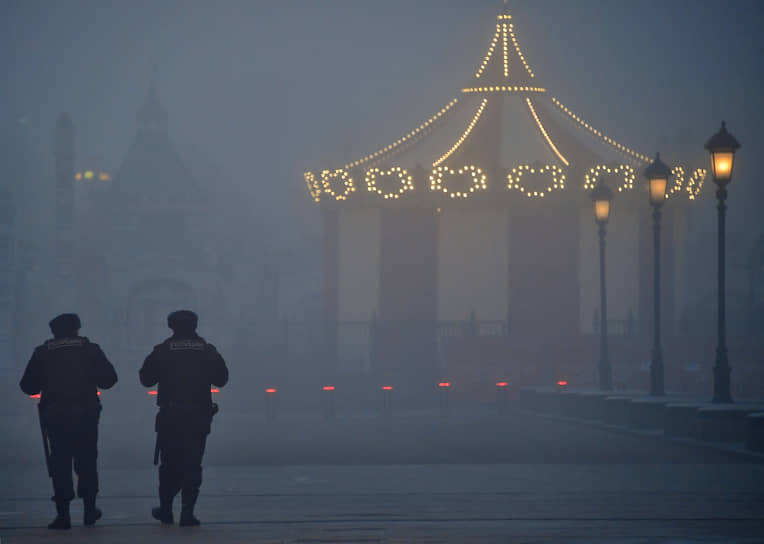 Москва, Россия. Сотрудники полиции на Манежной площади