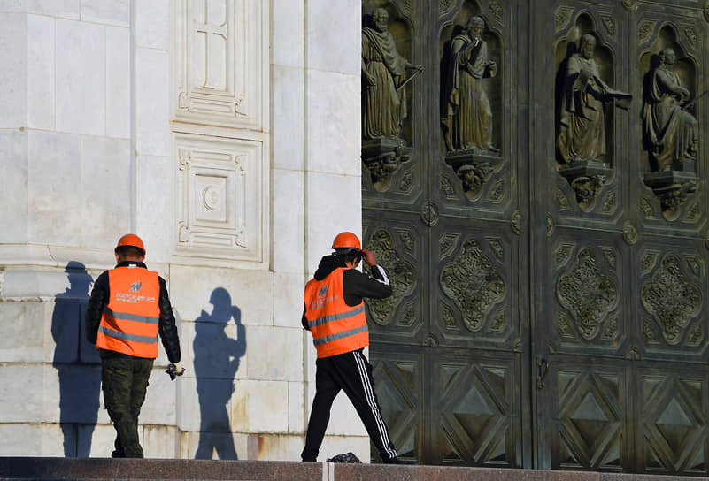 Москва. Рабочие у входных ворот Храма Христа Спасителя