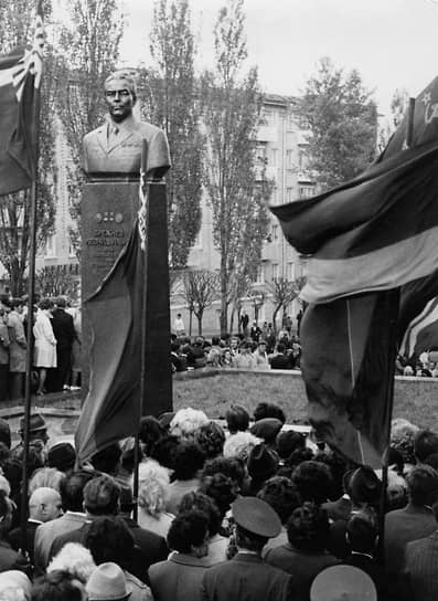 «На днях, вы знаете, большое событие было. Поставили мне бюст»