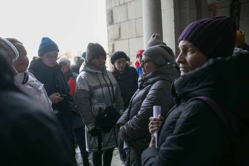 Родители школьников устроили акцию протеста у здания администрации Екатеринбурга, требуя отменить обязательное дистанционное обучение