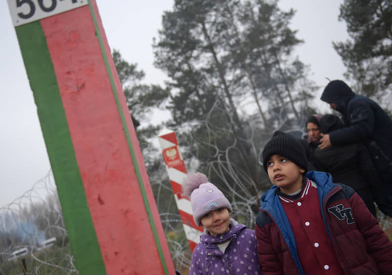 На линии границы перед польскими заграждениями находятся более 2 тыс. беженцев, сообщил 8 ноября Госпогранкомитет Белоруссии