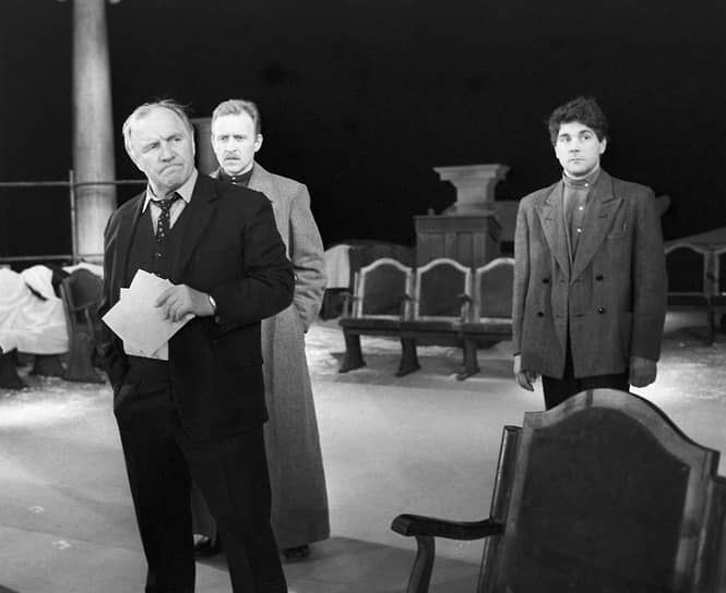 В 1980-х в театр пришло много новых актеров. Среди них были Сергей Маковецкий и Нонна Гришаева 
&lt;BR>На фото слева направо: актеры Михаил Ульянов, Евгений Шершнев и Сергей Маковецкий