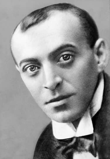 Евгений Вахтангов умер 29 мая 1922 года. На похоронах режиссера его друзья и ученики пронесли гроб с телом от студии до Новодевичьего кладбища  
