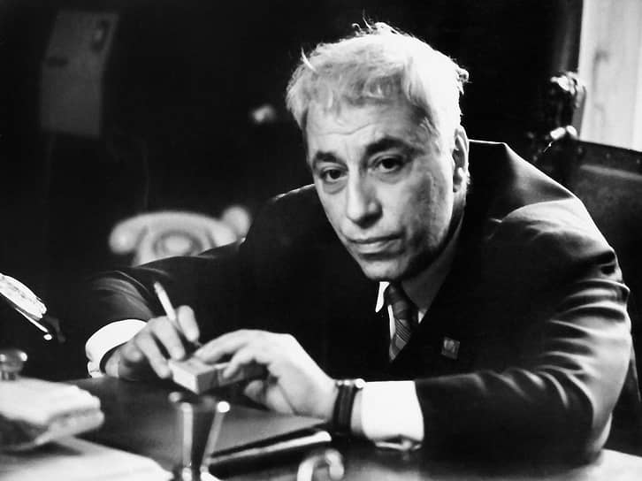 5 декабря 1968 года скончался Рубен Симонов. Новым руководителем театра стал его сын Евгений Симонов. Его руководство не понравилось труппе. Многие актеры уходили из театра в кино или на радио. Через год Симонов ушел с поста руководителя 