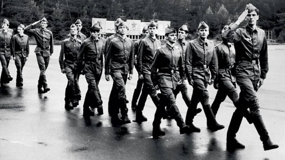 В 1982 году будущий миллиардер Михаил Прохоров (на фото справа) поступил в Московский финансовый институт, откуда был призван с первого курса в ракетные войска. Сам бизнесмен придерживается мнения, что «в армии должны служить все». «Пока туда не пойдут дети элиты — порядка не будет. Это должно стать модно, круто и престижно»,— писал он у себя в блоге
