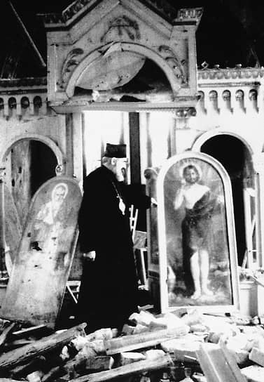 Православный священник в церкви, которая, как и весь город, подверглась массированному обстрелу. 28 ноября 1991 года
