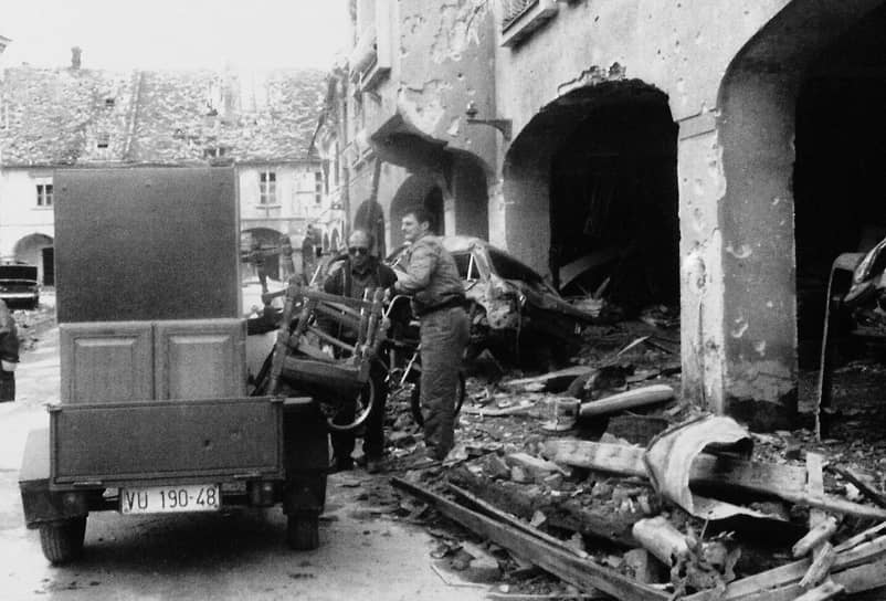 Житель Вуковара выносит вещи из разрушенного дома. 28 ноября 1991 года