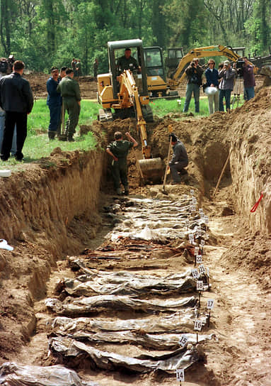 Раскопки братской могилы убитых военнопленных. 1998 год