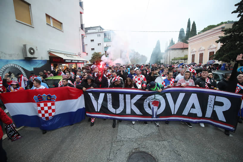 Хорватские болельщики идут смотреть отборочный матч чемпионата мира по футболу со сборной России. 14 ноября 2021 года