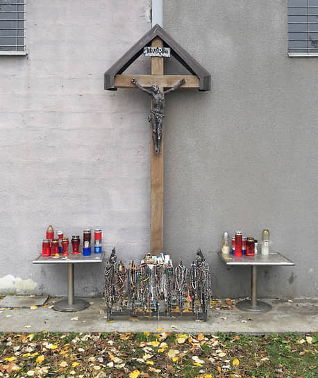 Памятный крест у входа в мемориальный комплекс Овчары