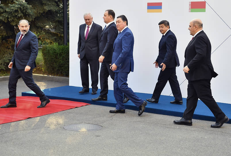 Ереван. Слева направо: премьер-министр Армении Никол Пашинян, председатель Коллегии Евразийской экономической комиссии Михаил Мясникович, премьер-министр Белоруссии Роман Головченко, премьер-министр Казахстана Аскар Мамин, премьер-министр Киргизии Акылбек Жапаров и председатель правительства РФ Михаил Мишустин перед началом заседания Евразийского межправительственного совета