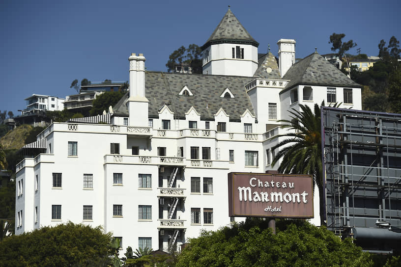 С отелем Chateau Marmont связано множество историй из жизни знаменитостей. В нем жили и работали Тим Бертон, Фрэнсис Скотт  Фицджеральд, Квентин Тарантино, Хантер Томпсон и многие другие. Джим Моррисон прыгал из окна отеля, вероятно, в состоянии наркотического опьянения. На территории отеля умер от передозировки Джон Белуши, погиб за рулем своего автомобиля Хельмут Ньютон. Отель описан во многих книгах, упоминается во множестве песен, был площадкой для съемки многих фильмов